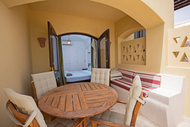 Decoración de diseño de interiores decoración de lujosos show home dormitorio mostrando muebles y patio comedor - Foto, Imagen