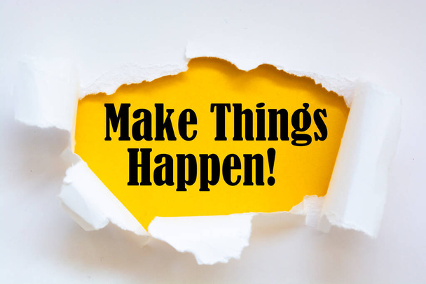 Escribiendo una nota que muestra Make Things Happen. Foto de negocios - Foto, imagen