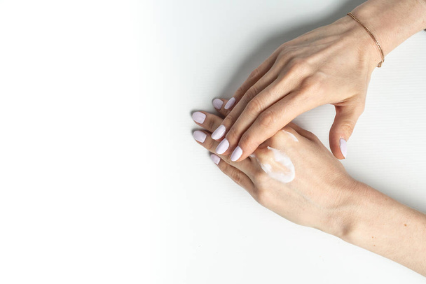 close-up apply the cream on your hands, take care of yourself and your skin. a drop of cream on the wrist. skin care - Valokuva, kuva