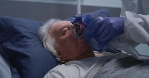 Lékaři resuscitují staršího pacienta na oddělení COVID - Záběry, video