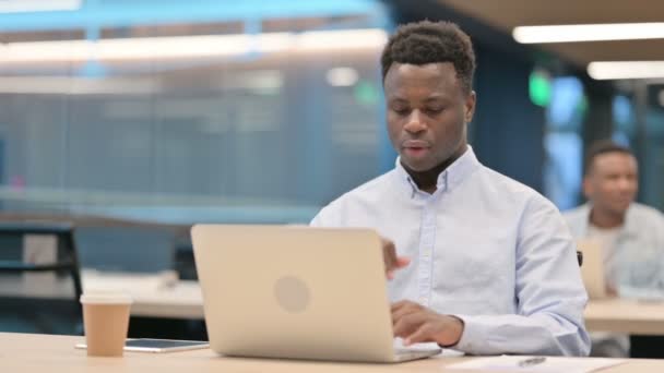 Empresario africano con portátil que tiene tos  - Imágenes, Vídeo