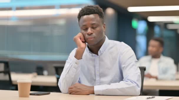 Empresario africano tomando siesta en la oficina  - Imágenes, Vídeo