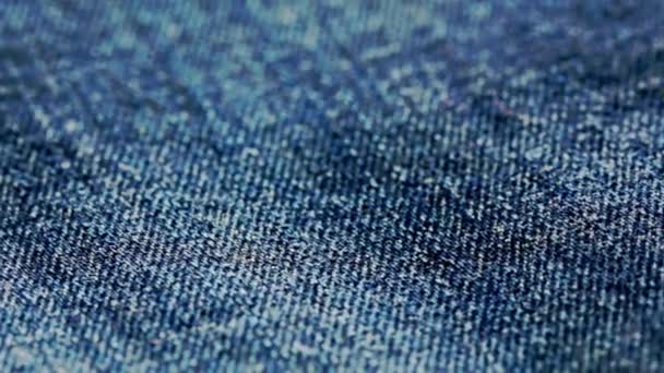 Zbliżenie z obracającym się niebieskim materiałem jeansowym # 2 - Materiał filmowy, wideo