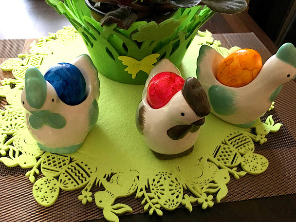 Κοτόπουλα του Πάσχα με αυγά. - Φωτογραφία, εικόνα