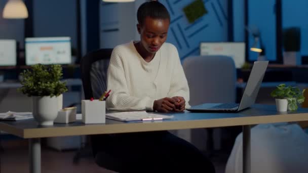 Üzleti fekete nő nézi kamera mosolygós emelje fel a fejét laptop - Felvétel, videó