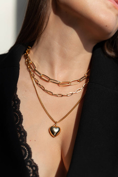 Hermosa modelo morena en oro moderno cadena de collar de metal - Foto, Imagen