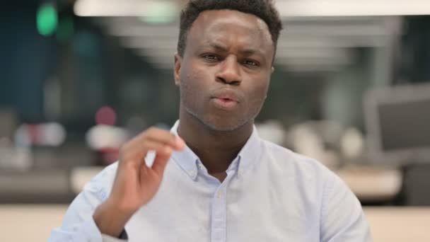 Portret van Afrikaanse zakenman met nekpijn - Video