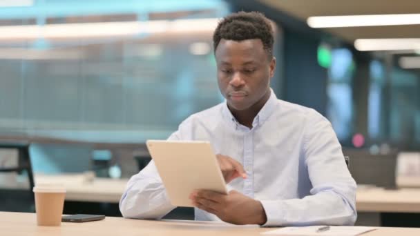 Atractivo empresario africano usando Tablet en Office  - Imágenes, Vídeo