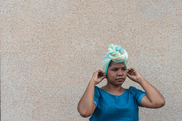Портрет чернокожей афроамериканки в синем платье с этнической головной убор - Фото, изображение