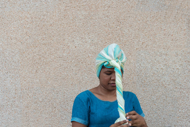 Afrikalı genç bir kadın sarık takıyor. - Fotoğraf, Görsel