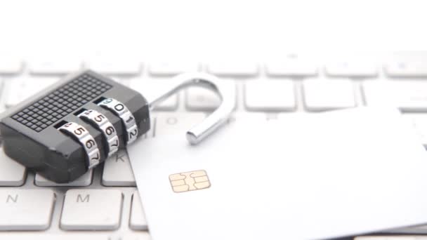 concept de sécurité internet avec cadenas et carte de crédit sur clavier d'ordinateur - Séquence, vidéo