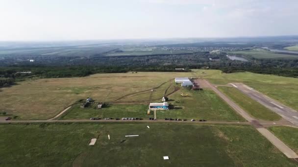 Herrlicher Blick von oben auf einen Flugplatz, der auf einem Hügel in Europa liegt. Im Hintergrund sieht man den Dnjestr und die kleinen Wälder Moldawiens - Filmmaterial, Video