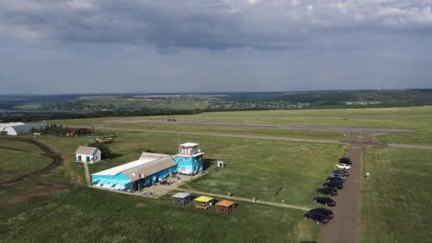 Klein luchtvaartterrein gefilmd met een 4k drone. Vadul lui voda luchthaven in Moldavië. Start-en landingsbanen voor kleine vliegtuigen - Video