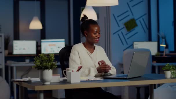 Freelancer africano feliz receving boas notícias no laptop trabalhando horas extras - Filmagem, Vídeo