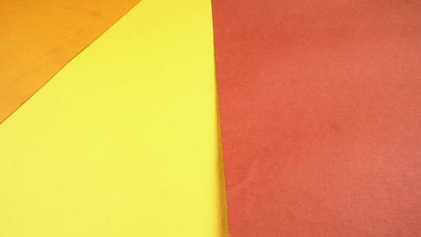 Fondo di carta gialla e marrone. Il concetto di colori primari. Linee angolari e diagonali. Vista dall'alto posa piatta con spazio di copia. - Foto, immagini