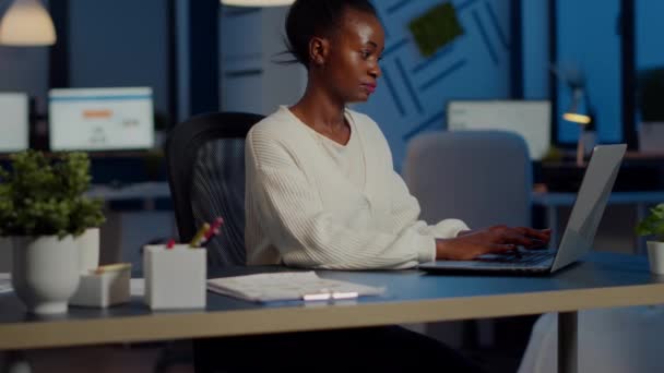 Mujer negra cansada gerente mirando la cámara suspirando después - Metraje, vídeo