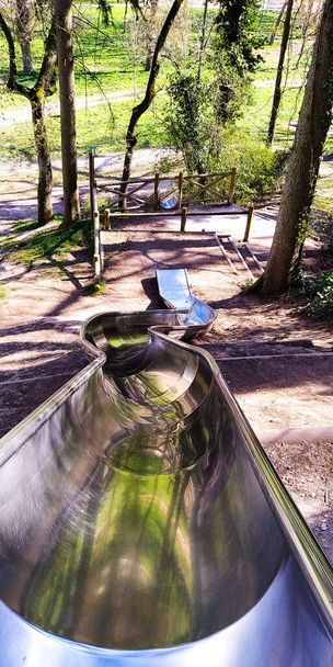 Metalowa zjeżdżalnia w parku naturalnym Fuentes Blancas w Burgos, Hiszpania, Europa - Zdjęcie, obraz