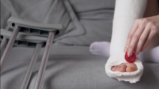 Bir kadın bacağına alçı bandajla masaj yapıyor. - Video, Çekim