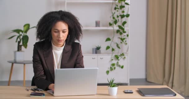 Empresária afro-americana estressada irritada usando laptop leitura má notícia sobre bloquear raiva senhora frelancer étnico louco com problema de computador frustrado com perda de dados falha do sistema de erro on-line - Filmagem, Vídeo