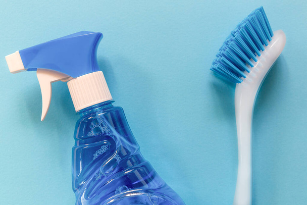 Blue monochrome flay lay of brush and spray for cleaning.  - 写真・画像