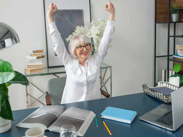 senior krásné šedé vlasy žena v bílé blůze šťastný v úřadu. Práce, senioři, problémy, úspěch, nalezení řešení, koncept zkušeností - Fotografie, Obrázek