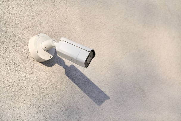 IP CCTV bezpečnostní kamera na betonovém pozadí, městská krajina. Chráněná oblast, průmyslová zóna. - Fotografie, Obrázek