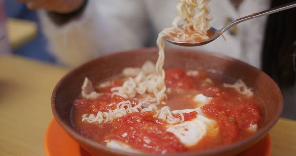Zupa pomidorowa instant makaron w straganie żywności na świeżym powietrzu - Zdjęcie, obraz
