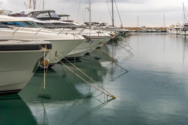Розкішні яхти пришвартовані в пристані острова Мальорка в похмурий дощовий день. - Фото, зображення