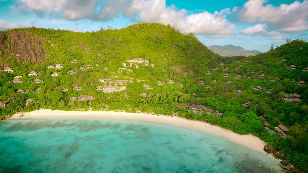 Lennokki näkökulmasta kaunis Anse La Liberte ', Seychellien rannikko aurinkoisena päivänä. - Valokuva, kuva
