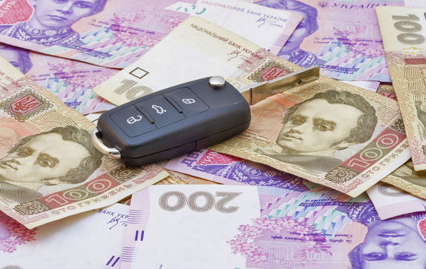 τα κλειδιά του αυτοκινήτου πάνω από ουκρανική τραπεζογραμματίων - Φωτογραφία, εικόνα