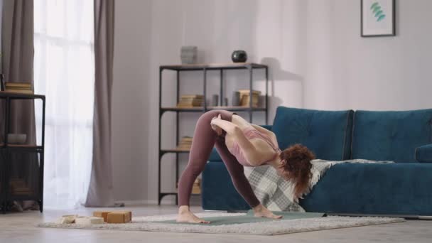 femme mince s'entraîne seule dans le salon de son appartement, style de vie sportif et actif, exercices physiques - Séquence, vidéo