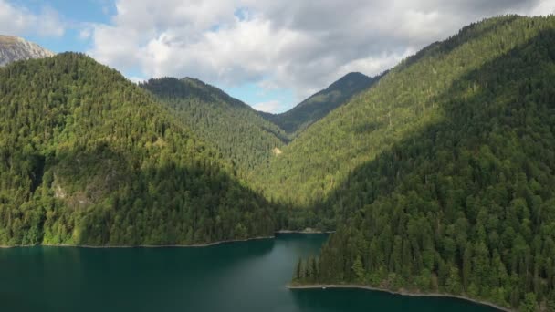 Tó a hegyekben, erdő a hegyi lejtőkön, kilátás felülről - Felvétel, videó