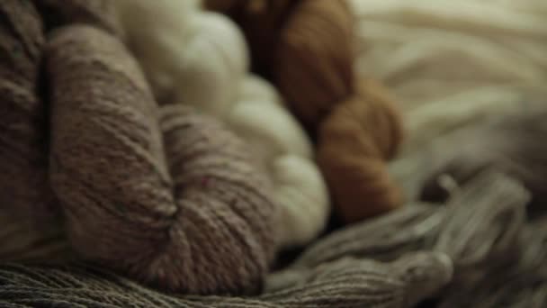 Lana teñida al final de la fabricación de lana - Metraje, vídeo
