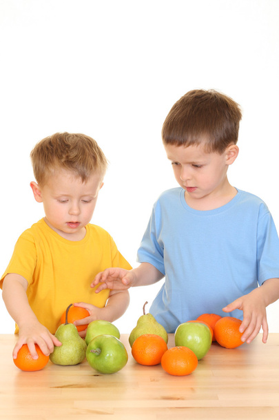 п'ять і три роки хлопчики грають з фруктами ізольовані на білому
 - Фото, зображення
