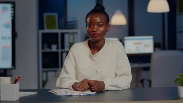 Pov της Αφρικής freelancer συζητώντας σε απευθείας σύνδεση με συνάδελφο υπερεργασία - Πλάνα, βίντεο