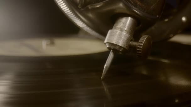 Close-up van een naald van een oude grammofoon die muziek speelt op een vinylplaat. - Video