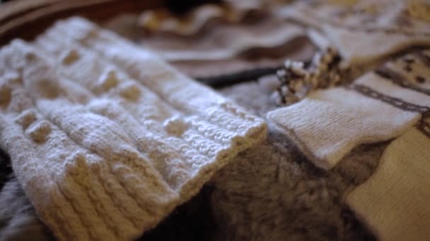 Мягкая шерсть шапки и шарфы из шерсти альпаки - Кадры, видео