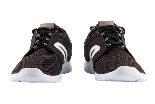 paire de chaussures légères de marche été airmesh noir isolé sur fond blanc - Photo, image