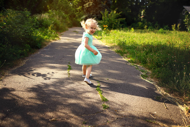 Muotokuva onnellinen liitle vaalea tyttö lähikuva. 3 yaers valkoihoinen lapsi tyttö hymyilee ulkona kävellä. Kid tanssia ja huutaa osoittaa erilaisia tunteita. - Valokuva, kuva
