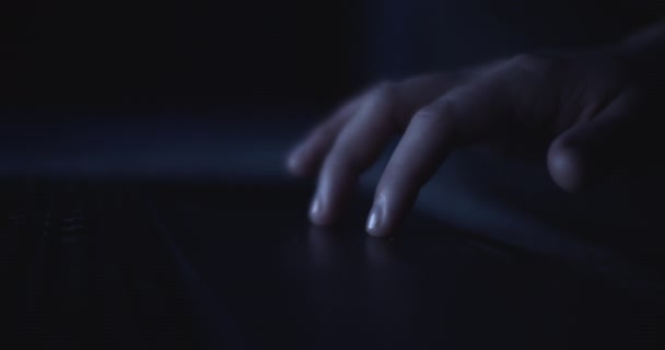 Main faisant défiler un pavé tactile d'ordinateurs portables  - Séquence, vidéo