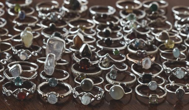 Set of silver rings on a wooden table - Foto, Bild