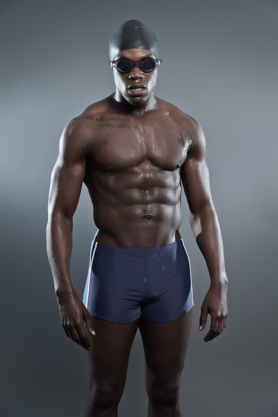 Atlético musculoso negro africano nadador usando protector glasse
 - Foto, Imagen