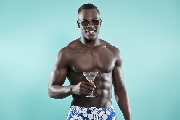 Yaz siyah Afrika kökenli Amerikalı kaslı fitness adam cockta holding - Fotoğraf, Görsel