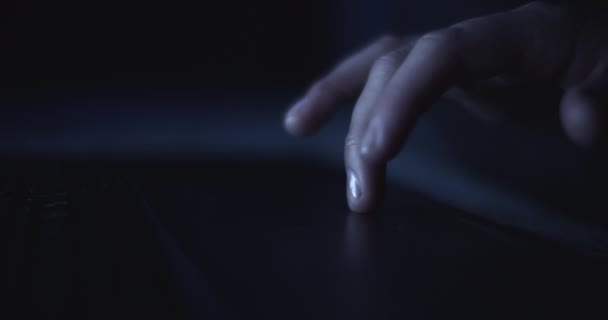 Desplazamiento manual portátil touchpad en la noche - Metraje, vídeo