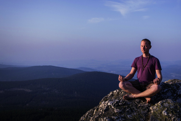 Homem meditando
 - Foto, Imagem