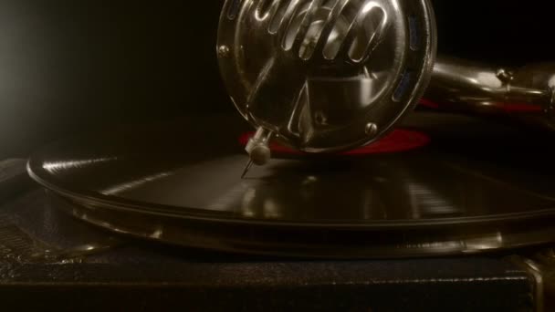 Dolly ago zoom di un vecchio grammofono che suona musica su un disco in vinile. - Filmati, video