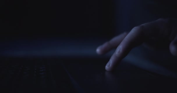 Женщина просматривает интернет по ночам - Кадры, видео
