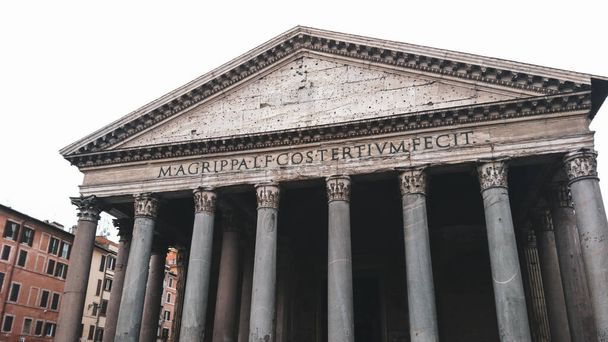 Vue sur la façade du Panthéon à Rome, Italie. Célèbre temple romain antique construit vers 118 à 125 après JC avec un dôme et une colonnade. Entrée avant avec colonnes - Photo, image