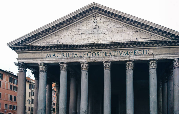 Пантеон-фасад у Римі, Італія. Знаменитий античний храм-роман був побудований приблизно в 118-125 роках нашої ери з куполом і колонадою. Передня частина з колонами. - Фото, зображення