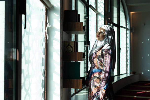 Muslim Woman Taking Koran or Quran Wearing Traditional Dress at the Mosque - Foto, Bild